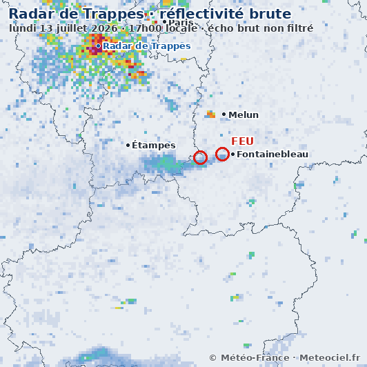 Animation du radar de Trappes en réflectivité brute : un écho léger part des foyers de Fontainebleau et dérive vers l'ouest-sud-ouest, distinct des orages proches du radar.